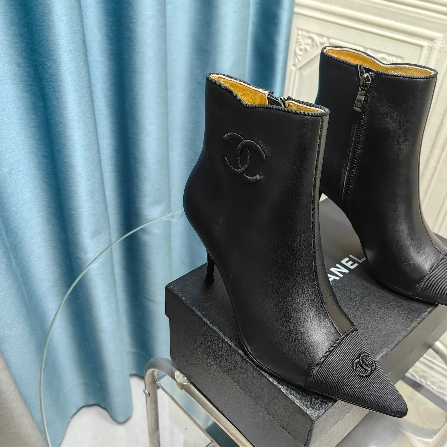 👟👟Ex-factory price 700👟👟Chanel 24B new pointed toe double C embroidered short boots Super handsome shoe shape😎 Cowhide upper, sheepskin lining, genuine leather outsole, 8cm heel height, Size: 35-39, other sizes can be customized